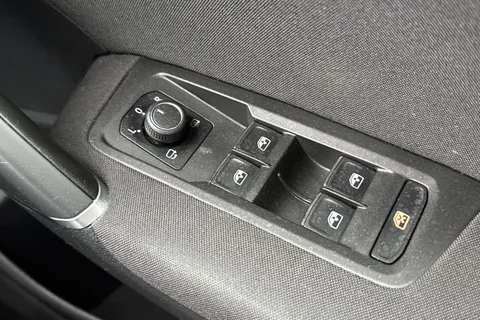 LV20NPD Volkswagen Touran 1.5 TSI EVO R-Line Euro 6 (s/s) 5dr Thumbnail #37