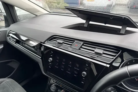 LV20NPD Volkswagen Touran 1.5 TSI EVO R-Line Euro 6 (s/s) 5dr Thumbnail #51