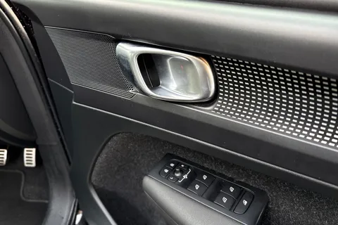 WR69XLE Volvo Xc40 2.0 T4 R-Design Auto Euro 6 (s/s) 5dr Thumbnail #22