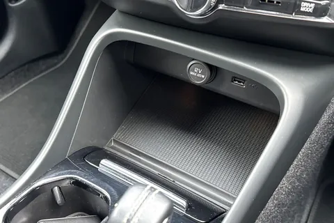 WR69XLE Volvo Xc40 2.0 T4 R-Design Auto Euro 6 (s/s) 5dr Thumbnail #34