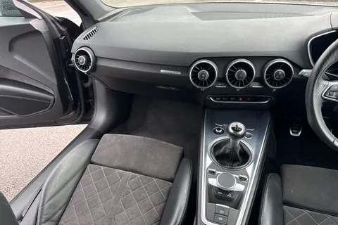 20 of 41 for Audi TT Coup- S line 45 TFSI 245 PS 6-speed