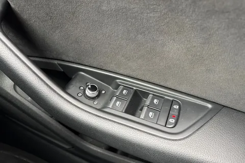 DW24HBZ Audi A4 2.0 TFSI 35 Black Edition S Tronic Euro 6 (s/s) 4dr Thumbnail #18