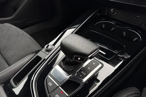 DW24HBZ Audi A4 2.0 TFSI 35 Black Edition S Tronic Euro 6 (s/s) 4dr Thumbnail #20