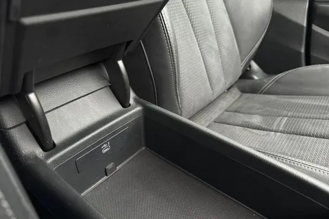 DW24HBZ Audi A4 2.0 TFSI 35 Black Edition S Tronic Euro 6 (s/s) 4dr Thumbnail #39