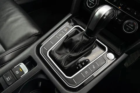 AF70JYW Volkswagen Passat 2.0 BiTDI R-Line Edition DSG 4Motion Euro 6 (s/s) 5dr Thumbnail #23