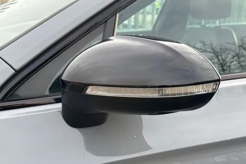 AF70JYW Volkswagen Passat 2.0 BiTDI R-Line Edition DSG 4Motion Euro 6 (s/s) 5dr Thumbnail #32