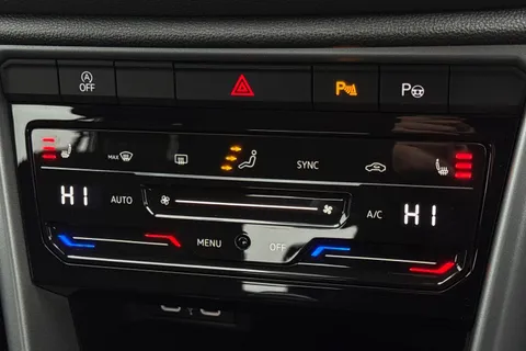 22 of 43 for Volkswagen T-Roc 1.0 TSI Life 5dr **WINTER PACK, REAR CAMERA**