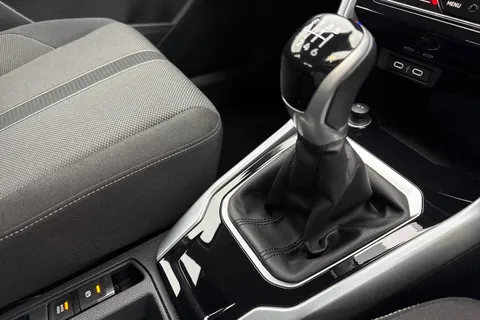 33 of 43 for Volkswagen T-Roc 1.0 TSI Life 5dr **WINTER PACK, REAR CAMERA**