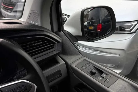 17 of 50 for VOLKSWAGEN TRANSPORTER 2.0 TDI 150 Highline Kombi Van DSG