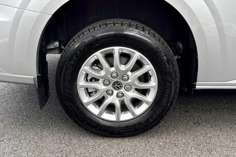 23 of 49 for VOLKSWAGEN TRANSPORTER 160kW 65kWh Commerce Pro Van Auto