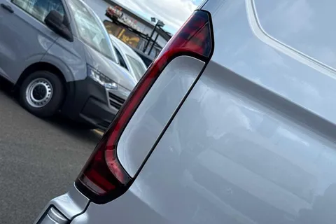 32 of 49 for VOLKSWAGEN TRANSPORTER 160kW 65kWh Commerce Pro Van Auto