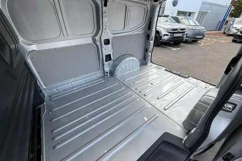 42 of 49 for VOLKSWAGEN TRANSPORTER 160kW 65kWh Commerce Pro Van Auto