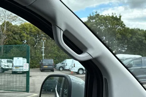 DG75CYF Volkswagen E-Transporter 160kW 65kWh Commerce Pro Kombi Van Auto Thumbnail #38