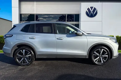 HJ75NVP Volkswagen Tiguan 1.5 eTSI 150 Elegance 5dr DSG **HEADS UP DISPLAY** Thumbnail #4