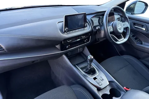 DV72JCZ Nissan Qashqai 1.3 DIG-T MHEV Acenta Premium Euro 6 (s/s) 5dr Thumbnail #16