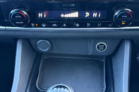 DV72JCZ Nissan Qashqai 1.3 DIG-T MHEV Acenta Premium Euro 6 (s/s) 5dr Thumbnail #23