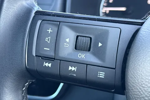 DV72JCZ Nissan Qashqai 1.3 DIG-T MHEV Acenta Premium Euro 6 (s/s) 5dr Thumbnail #40