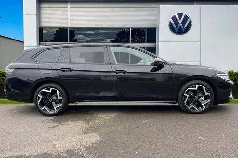 KP75LNM Volkswagen Passat 1.5 eTSI R-Line 5dr DSG Thumbnail #3