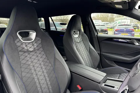 KP75LNM Volkswagen Passat 1.5 eTSI R-Line 5dr DSG Thumbnail #23