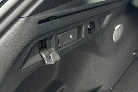 KP75LNM Volkswagen Passat 1.5 eTSI R-Line 5dr DSG Thumbnail #32