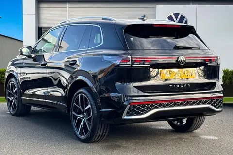 KP25PZW Volkswagen Tiguan 2.0 TDI R-Line 5dr DSG | Heated Seats | 20'' alloys Thumbnail #3