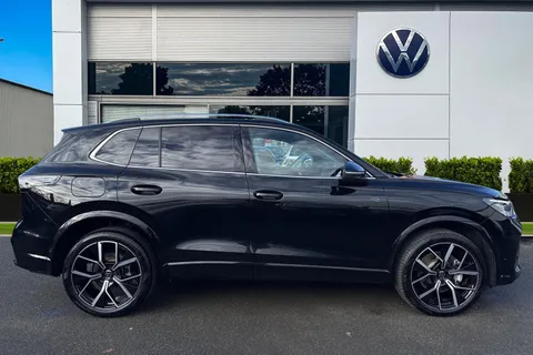 KP25PZW Volkswagen Tiguan 2.0 TDI R-Line 5dr DSG | Heated Seats | 20'' alloys Thumbnail #4