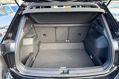 KP25PZW Volkswagen Tiguan 2.0 TDI R-Line 5dr DSG | Heated Seats | 20'' alloys Thumbnail #7