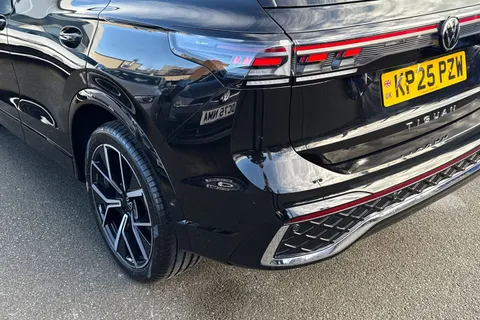 KP25PZW Volkswagen Tiguan 2.0 TDI R-Line 5dr DSG | Heated Seats | 20'' alloys Thumbnail #8