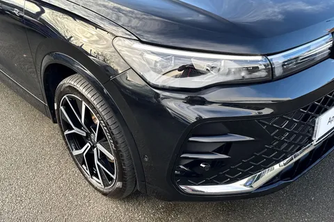 KP25PZW Volkswagen Tiguan 2.0 TDI R-Line 5dr DSG | Heated Seats | 20'' alloys Thumbnail #9