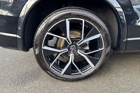 KP25PZW Volkswagen Tiguan 2.0 TDI R-Line 5dr DSG | Heated Seats | 20'' alloys Thumbnail #11