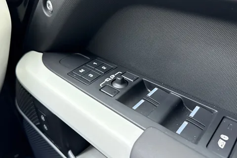 KT73NYG Land Rover Defender 110 3.0 D300 X-Dynamic SE 5dr Thumbnail #27