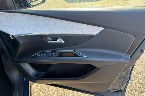 20 of 66 for PEUGEOT 3008 1.6 13.2kWh GT e-EAT Euro 6 (s/s) 5dr