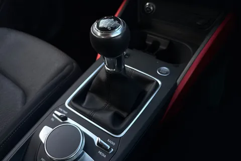 23 of 66 for Audi Q2 Sport 35 TFSI 150 PS 6-speed