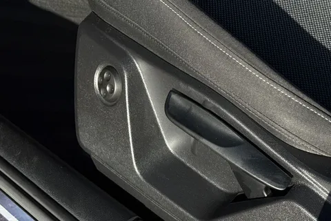 33 of 66 for Audi Q2 Sport 35 TFSI 150 PS 6-speed