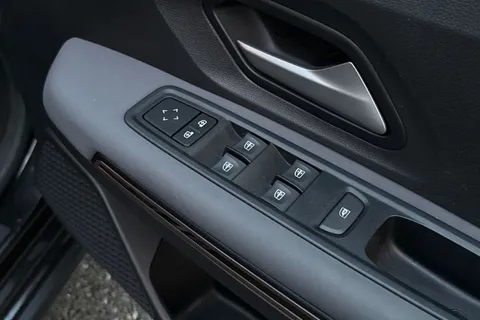 NA74UMB Dacia Jogger 1.6 Hybrid EXTREME MPV 5dr Petrol Hybrid Auto Euro 6 (s/s) (140 ps) Thumbnail #22