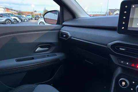 NA74UMB Dacia Jogger 1.6 Hybrid EXTREME MPV 5dr Petrol Hybrid Auto Euro 6 (s/s) (140 ps) Thumbnail #45