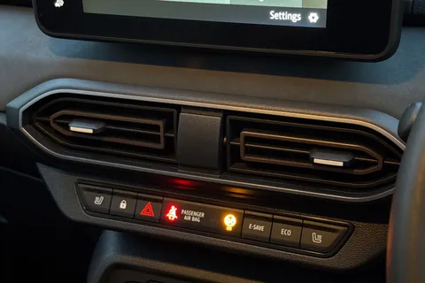 NA74UMB Dacia Jogger 1.6 Hybrid EXTREME MPV 5dr Petrol Hybrid Auto Euro 6 (s/s) (140 ps) Thumbnail #47