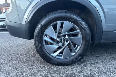 YF72JVD Nissan Qashqai 1.3 DIG-T MHEV Acenta Premium XTRON Euro 6 (s/s) 5dr Thumbnail #7