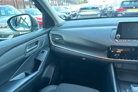 YF72JVD Nissan Qashqai 1.3 DIG-T MHEV Acenta Premium XTRON Euro 6 (s/s) 5dr Thumbnail #15