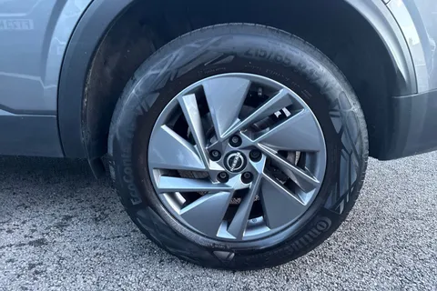 YF72JVD Nissan Qashqai 1.3 DIG-T MHEV Acenta Premium XTRON Euro 6 (s/s) 5dr Thumbnail #24