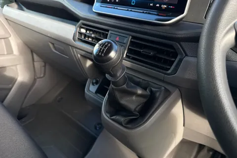 ML74VZY Volkswagen Crafter 2.0 TDI 140PS Commerce Plus High Roof Van Thumbnail #21