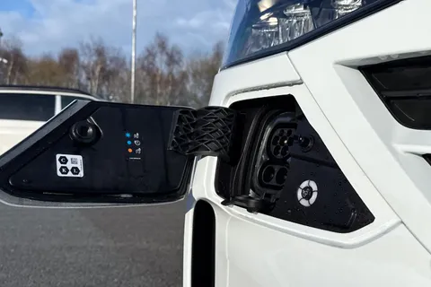 24 of 60 for VOLKSWAGEN TRANSPORTER 100kW 65kWh Commerce Pro Van Auto