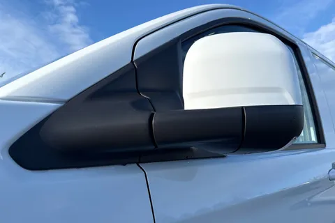 26 of 60 for VOLKSWAGEN TRANSPORTER 100kW 65kWh Commerce Pro Van Auto