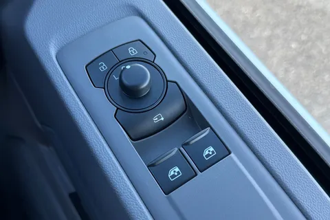 41 of 60 for VOLKSWAGEN TRANSPORTER 100kW 65kWh Commerce Pro Van Auto