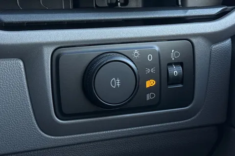 42 of 60 for VOLKSWAGEN TRANSPORTER 100kW 65kWh Commerce Pro Van Auto