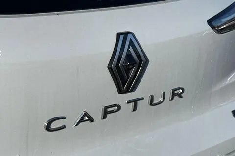 BD75XPW Renault Captur 1.8 E-Tech Full Hybrid 160 Evolution 5dr Auto Thumbnail #26