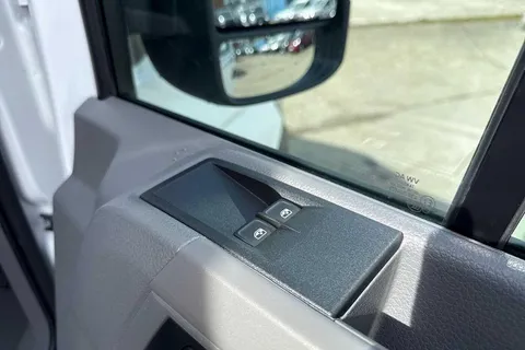 PK75UCV Volkswagen Crafter CR35 Panel van Commerce MWB 140 PS 2.0 TDI 6sp Manual FWD Thumbnail #17