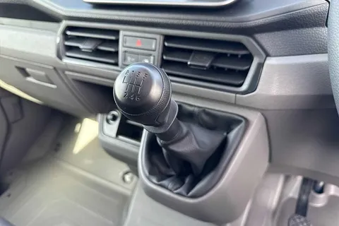 PK75UCV Volkswagen Crafter CR35 Panel van Commerce MWB 140 PS 2.0 TDI 6sp Manual FWD Thumbnail #19