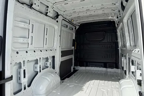 PK75UCV Volkswagen Crafter CR35 Panel van Commerce MWB 140 PS 2.0 TDI 6sp Manual FWD Thumbnail #31