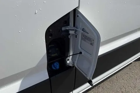 PK75UCV Volkswagen Crafter CR35 Panel van Commerce MWB 140 PS 2.0 TDI 6sp Manual FWD Thumbnail #32